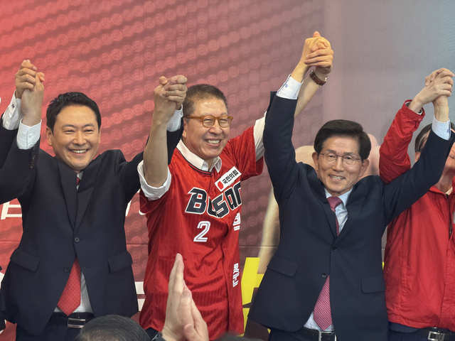 지난 5월 2일 오전 부산 서면의 한 빌딩에서 열린 박형준 국민의힘 부산시장 후보 선거 개소식에서 장동혁 당대표와 김문수 명예선거대책위원장 등 국민의힘 지도부가 총출동해 파이팅을 외치고 있다. [연합뉴스]
