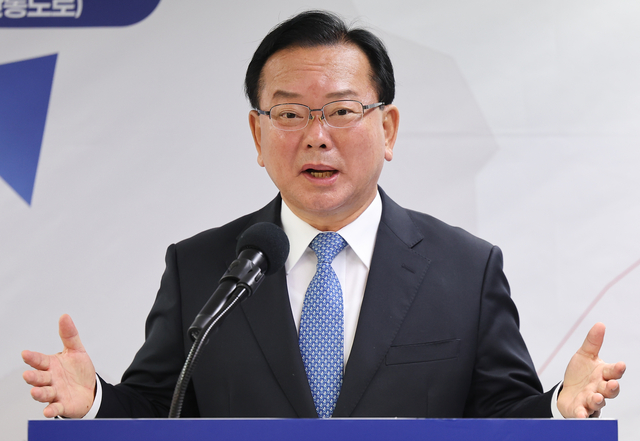 김부겸 더불어민주당 대구시장 후보가 7일 대구 달서구 선거사무소에서 여섯번째 공약 발표를 한 뒤 취재진 질문에 답변하고 있다. [연합뉴스]