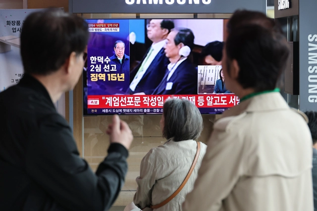 서울역 대합실에서 7일 한덕수 전 국무총리의 12·3 비상계엄 관련 내란 중요임무 종사 혐의 2심 선고 공판이 TV로 생중계되고 있다. [연합뉴스]