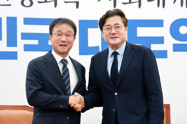 연임에 성공한 더불어민주당 한병도 원내대표가 7일 국회를 방문한 홍익표 청와대 정무수석과 기념 촬영하고 있다. [연합뉴스]