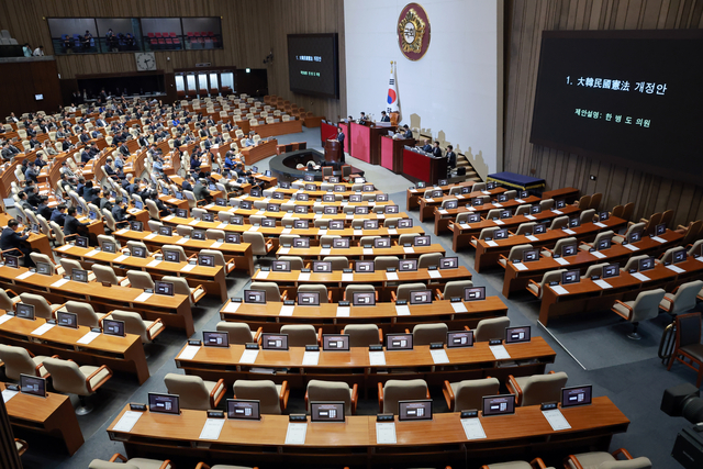 한병도 더불어민주당 원내대표가 7일 국회에서 열린 5월 임시국회 제1차 본회의에서 대한민국헌법 개정안 제안 설명을 하고 있다. 국민의힘 의원석은 비어 있다. [연합뉴스]