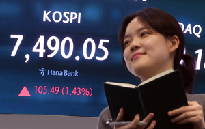 외국인 8.5조 던졌지만 삼전·SK하닉은 달렸다…코스피 7490선 최고치