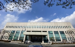 “시끄러워서”…두살 아들 장시간 폭행, 숨지게 한 20대 부부 구속 기소
