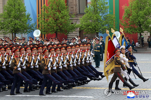 북한군이 모스크바 붉은광장서 행진하는 모습. 평양 조선중앙통신=연합뉴스