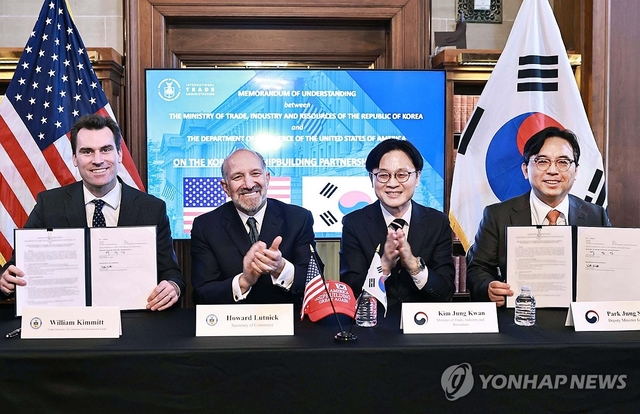 김정관 산업통상부 장관이 8일(현지시간) 미국 워싱턴 D.C. 상무부에서 열린 한미 조선 파트너십 이니셔티브 양해각서(MOU) 체결식에서 사진을 찍고 있다. 산업통상부 제공.