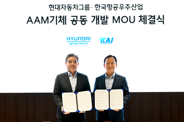장재훈(왼쪽) 현대자동차그룹 부회장과 김종출 한국항공우주산업(KAI) 사장이 지난 8일 서울 양재동 현대차 본사에서 ‘미래 항공 모빌리티 기체(AAM) 공동 개발을 위한 업무협약’ 후 기념사진을 찍고 있다. KAI