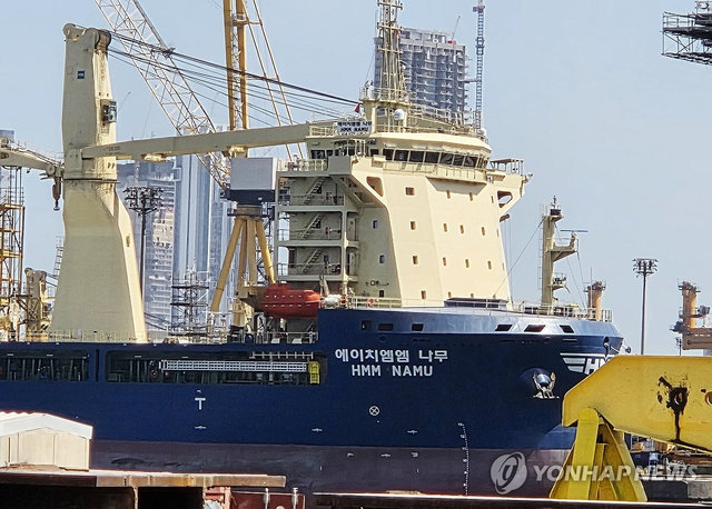 8일(현지시간) 벌크 화물선 HMM 나무호가 아랍에미리트(UAE) 두바이항의 수리조선소 ‘드라이 독스 월드 두바이’에 접안해 있다. HMM과 주두바이 총영사관 등에 따르면 정부 조사단은 HMM 나무호에 승선해 본격적인 화재 원인 조사에 들어갔다. [두바이=연합뉴스]