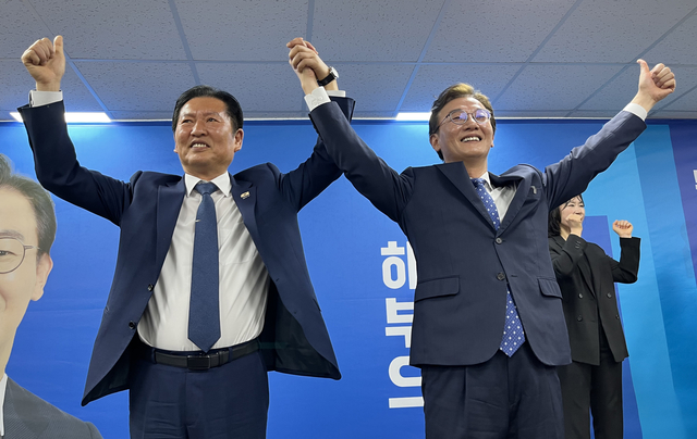9일 오후 부산 부산진구 전재수 더불어민주당 부산시장 후보 선거사무소에서 열린 선거사무소 개소식에서 정청래 당대표(왼쪽)와 전재수 후보(오른쪽)가 만세를 하고 있다. 연합뉴스