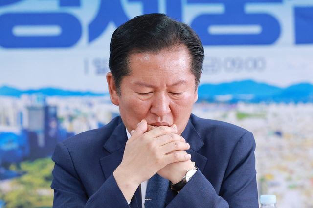 정청래 더불어민주당 대표가 지난 8일 서울 송파구 민주당 조재희 송파구청장 후보 선거사무소에서 열린 현장 최고위원회의에 참석해 한병도 원내대표 발언을 듣고 있다. [연합뉴스]