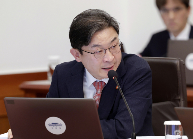이억원 금융위원장이 지난 6일 청와대에서 이재명 대통령 주재로 열린 국무회의 겸 비상경제점검회의에서 사람을 살리는 포용적 금융 대전환 경과보고를 하고 있다. [연합뉴스]