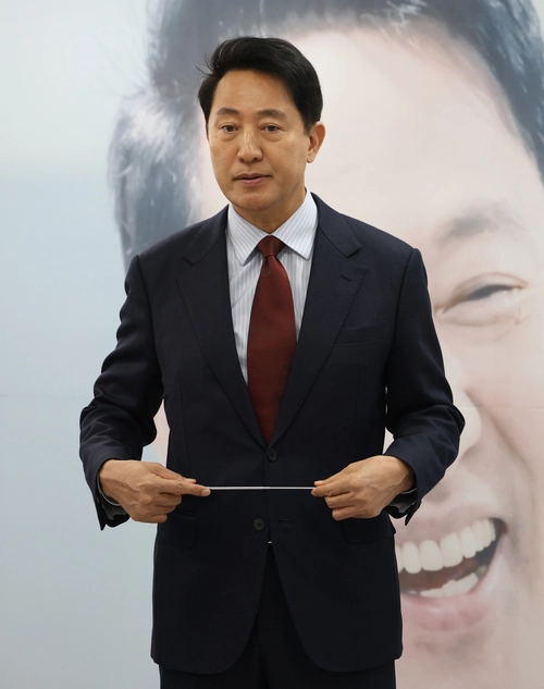 국민의힘 오세훈 서울시장 후보가 10일 서울 종로구 캠프 사무실에서 교통 공약 발표를 하고 있다. [연합뉴스]