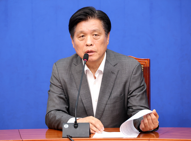 조승래 더불어민주당 대한민국 국가 정상화 선거대책위원회 총괄선대본부장이 10일 국회에서 기자회견을 열고 있다. [연합뉴스]