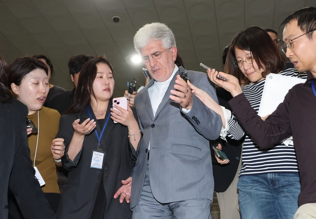 사이드 쿠제치 주한이란대사가 10일 정부서울청사 외교부에 HMM 나무호 호르무즈해협 피격 사건 관련해 초치된 뒤 청사를 떠나는 가운데 우리 측 취재진이 질문하고 있다. [연합뉴스]