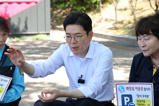 정원오 더불어민주당 서울시장 후보가 9일 서울 여의도 공원에서 여성택시기사들과 간담회를 하며 발언하고 있다. 연합뉴스