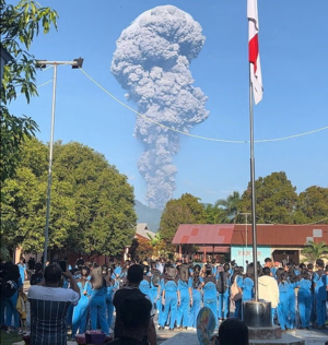“껴안은 채 시신으로”…금지령에도 화산 오른 두 관광객의 비극