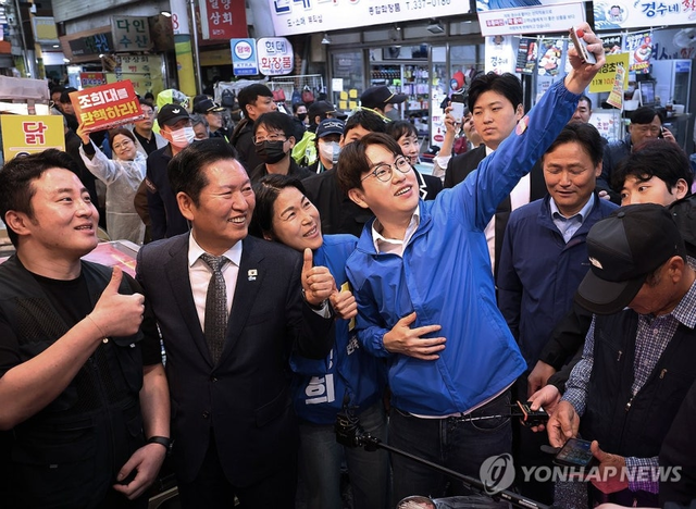 지난 3일 오후 부산 북구 구포시장을 반문한 더불어민주당 정청래 대표와 하정우 더불어민주당 북갑 국회의원 후보. [연합뉴스]
