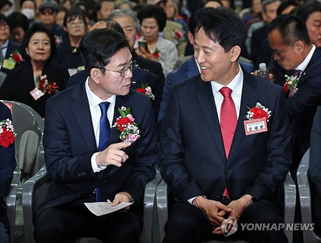 정원오 더불어민주당 서울시장 후보와 오세훈 국민의힘 서울시장 후보가 지난 6일 서울 중구 장충체육관에서 열린 대한노인회 서울시연합회 제54회 어버이날 기념행사에서 대화하고 있다. 연합뉴스