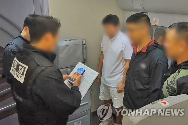 경찰이 기내에서 최씨를 대상으로 체포영장을 집행하는 모습. 경찰청=연합뉴스