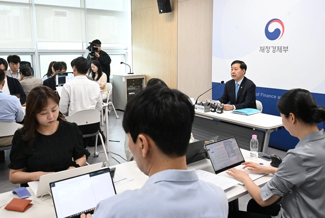 구윤철 부총리 겸 재정경부 장관이 11일 정부세종청사 중앙동 재경부 기자실에서 열린 출입기자간담회에서 기자질문에 답변하고 있다. [재경부 제공]