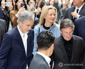 휴무일 텅 빈 백화점 찾은 ‘명품 제왕’…루이비통 회장, 딸 디올 CEO와 방한
