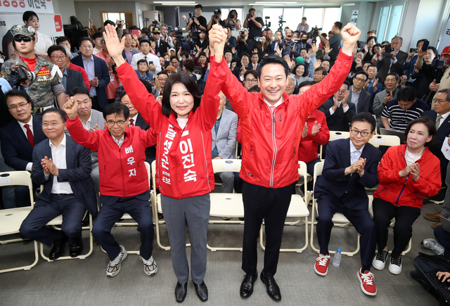 장동혁 국민의힘 대표와 이진숙 달성군 국회의원 보궐선거 예비후보가 10일 대구 달성군 이 예비후보 선거사무소 개소식에서 손잡고 박수에 호응하고 있다. 연합뉴스
