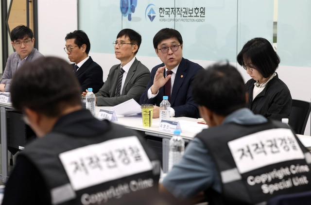 최휘영 문화체육관광부 장관이 11일 서울 상암 디지털미디어시티의 한국저작권보호원을 방문해 담당 직원들을 격려하고 있다. 문체부 제공
