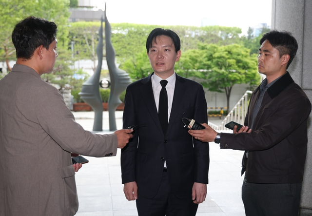 11일 대검찰청이 감찰위원회를 열고 쌍방울 대북송금 수사 과정에서 ‘연어 술파티’ 진술 회유 의혹이 제기된 박상용 인천지검 부부장 검사의 징계 여부를 심의할 것으로 알려진 가운데 박 검사가 대검찰청 민원실로 들어가며 취재진의 질문에 답하고 있다. [연합뉴스]