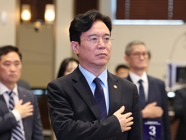 김영훈 고용노동부 장관이 지난 6일 서울 중구 R.ENA 컨벤션센터에서 열린 ‘2026 생산성 향상 지원단 발대식’에서 국기에 경례하고 있다. 연합뉴스.