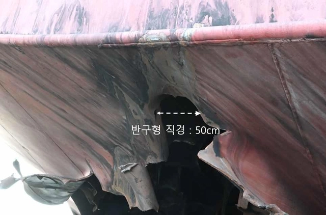 지난 4일(현지시간) 이란군이 봉쇄 중이던 호르무즈 해협에서 일어난 한국 선박 화재 사건은 미상 비행체의 타격에서 비롯됐다고 정부가 밝혔다. 외교부는 10일 이같은 내용의 정부 합동 조사 결과를 발표하며 현장 조사단이 기록한 사진을 공개했다. 사진은 나무호 화재 현장의 모습. [외교부 제공·연합뉴스]