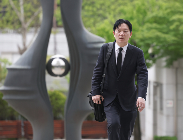 박상용 인천지검 부부장 검사가 11일 서초동 대검찰청 민원실로 들어가고 있다. 대검찰청은 이날 감찰위원회를 열고 쌍방울 대북송금 수사 과정에서 ‘연어 술파티’ 진술 회유 의혹이 제기된  징계 여부를 심의한다. [연합뉴스]