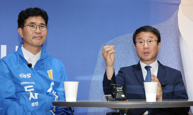 한병도(오른쪽) 더불어민주당 원내대표가 11일 전북 전주시 완산구 이원택 전북특별자치도지사 예비후보 선거 사무소에서 발언하고 있다. [연합뉴스]