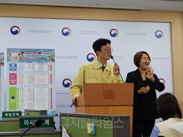 송호석 기후에너지환경부 수자원정책관이 12일 정부세종청사 기후부 기자실에서  ‘2026년 여름철 홍수대책’에 대해 설명하고 있다. 사진=강승구 기자