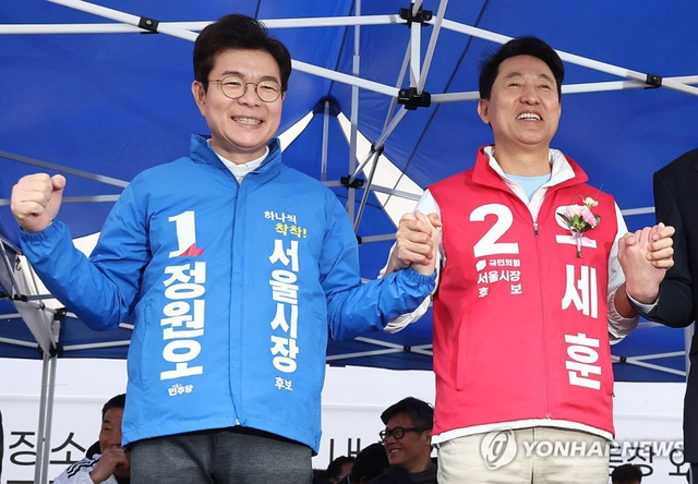 지난 3일 서울 효창운동장에서 열린 서울특별시장기 축구대회 개회식에 참석한 정원오(왼쪽)-오세훈(오른쪽) 서울시장 후보