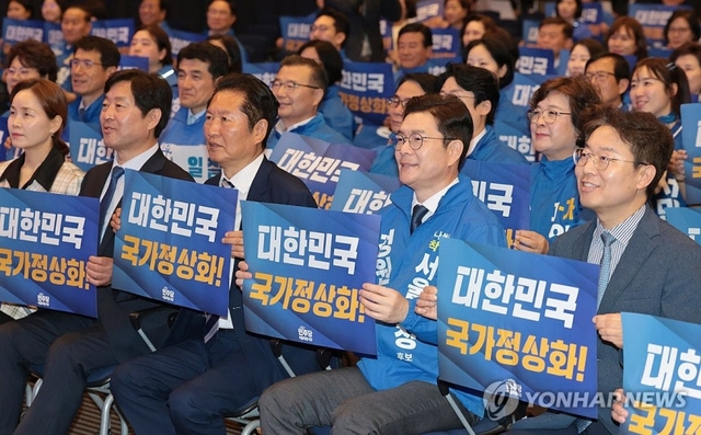 더불어민주당 상임총괄선대위원장인 정청래 대표가 11일 서울 영등포구 여의도 중소기업중앙회 KBIZ홀에서 열린 서울 공천자대회에 참석해 민주당 정원오 서울시장 후보 등 민주당 후보들과 기념촬영을 하고 있다. 연합뉴스