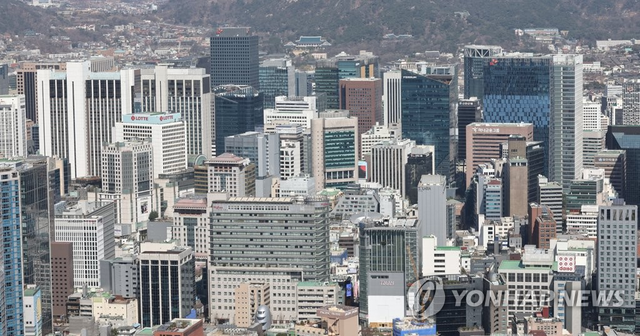 서울 남산에서 바라본 도심의 주요 기업체 건물들. 연합뉴스