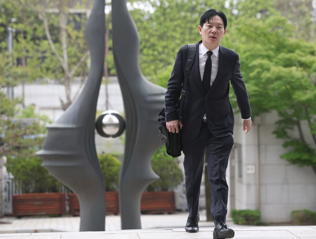 11일 대검찰청이 감찰위원회를 열고 ‘쌍방울 대북송금’ 수사 과정에서 ‘연어 술파티’ 진술 회유 의혹이 제기된 박상용 인천지검 부부장 검사의 징계 여부를 심의할 것으로 알려진 가운데 박 검사가 서초동 대검찰청 민원실로 들어가고 있다. [연합뉴스]