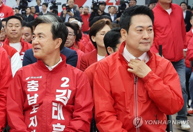 장동혁(오른쪽) 국민의힘 대표와 김태흠 충남지사 후보가 12일 충남 천안시 충남지사 후보 선거사무소에서 열린 제9회 전국동시지방선거 충남도당 당직자 회의 및 필승결의대회에서 대화하고 있다. 연합뉴스
