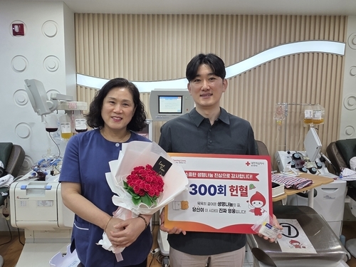 심성보씨가 헌혈의집을 찾아 헌혈증 99장을 기증한 후 기념촬영을 하고 있다. [연합뉴스]