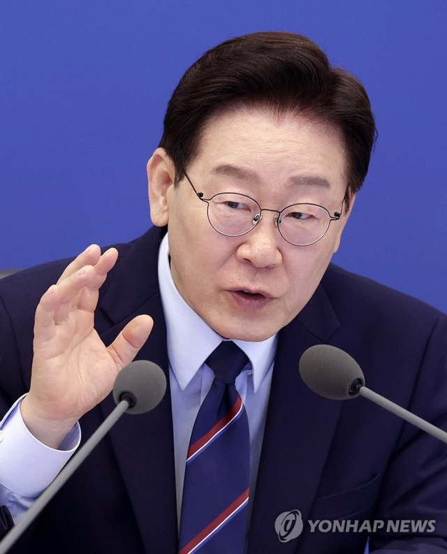 이재명 대통령이 12일 청와대에서 열린 국무회의 겸 비상경제점검회의에서 발언하고 있다. 연합뉴스