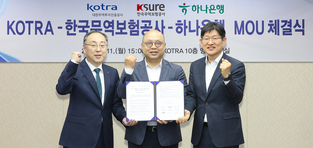이정현(왼쪽부터) 하나은행 외환사업단 상무가 지난 11일 코트라 본사에서 열린 국내 수출기업 해외진출 및 수출확대 지원 업무협약식에서 강상엽 대한무역투자진흥공사 부사장, 장진욱 한국무역보험공사 부사장과 협약서를 들고 기념촬영을 하고 있다. [하나은행 제공]