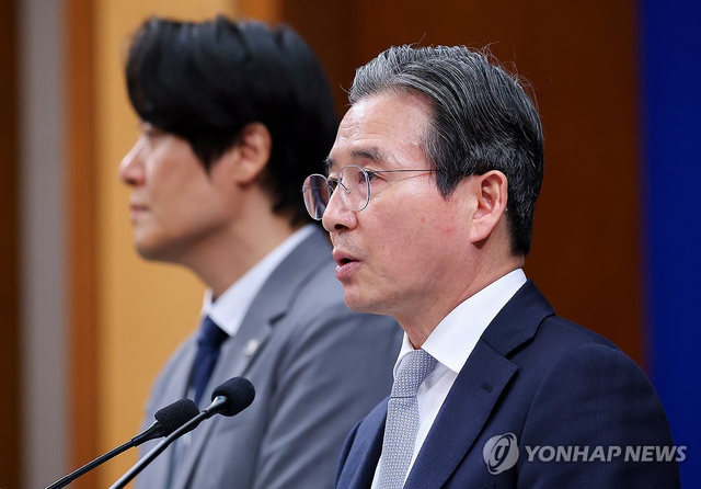 김용범 정책실장이 지난 4월 27일 청와대 춘추관에서 이날 열린 이재명 대통령과 데미스 허사비스 구글 딥마인드 최고경영자(CEO) 면담 관련 브리핑을 하고 있다. 왼쪽은 김우창 국가AI정책비서관.  [연합뉴스]