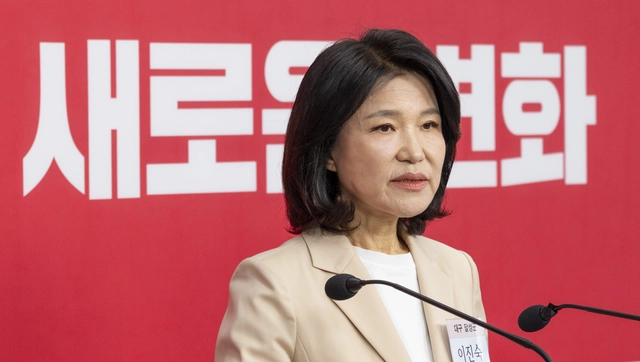 이진숙 전 방송통신위원장이 지난 5월 1일 서울 여의도 국민의힘 중앙당사에서 6ㆍ3 재보선 대구 달성군 선거구 공천 면접을 마친 뒤 취재진 질문에 답하고 있다. 이후 그는 추경호 전 원내대표가 직을 사퇴한 대구 달성 국회의원 보궐선거 국민의힘 후보로 공천을 받았다. [연합뉴스]