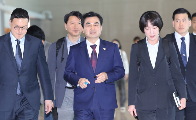 미국을 방문하는 안규백 국방부 장관이 10일 인천국제공항 제2터미널 출국장으로 이동하고 있다. [연합뉴스]
