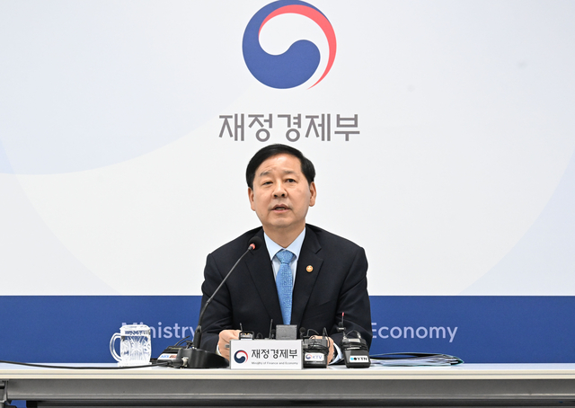 구윤철 부총리 겸 재정경부 장관이 지난 11일 정부세종청사 재경부 기자실에서 열린 출입기자간담회에서 기자질문에 답변하고 있다. [재경부 제공]