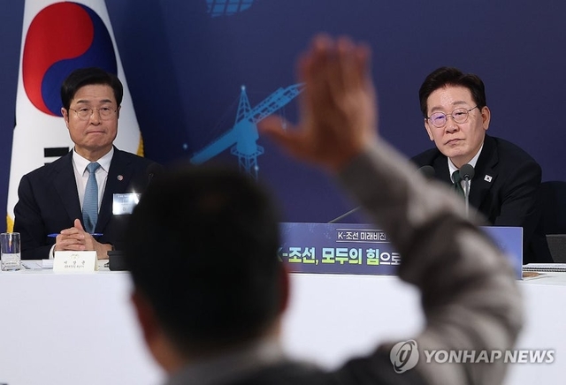 이재명 대통령이 13일 호텔현대 바이 라한 울산에서 열린 K-조선 미래비전간담회에서 참석자들의 발언 요청을 받고 있다. 왼쪽은 이상균 HD현대중공업 대표이사. 연합뉴스