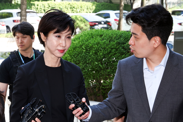 최태원 SK그룹 회장과 노소영 아트센터 나비 관장의 재산 분할 파기환송심 조정 기일이 열리는 13일 노 관장이 서초구 서울고등법원으로 들어가고 있다.   [연합뉴스]