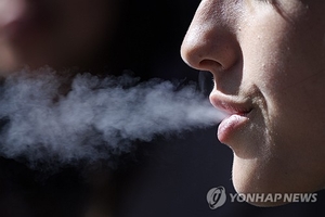 美 FDA 국장 결국 사임…가향 전자담배 놓고 트럼프와 갈등