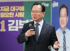 쫓기는 김부겸, ‘대구사람’ 부각 승부수… 박근혜 전 대통령 예방 추진