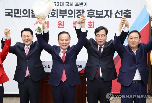 제22대 국회 후반기 당 국회부의장 후보자로 선출된 국민의힘 박덕흠 의원(왼쪽 두 번째)이 13일 국회에서 열린 제22대 국회 후반기 당 국회부의장 후보자 선출 의원총회에서 기념촬영을 하고 있다. 연합뉴스