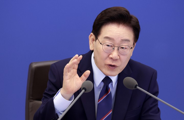 이재명 대통령이 12일 청와대에서 열린 국무회의 겸 비상경제점검회의에서 발언하고 있다. [연합뉴스]